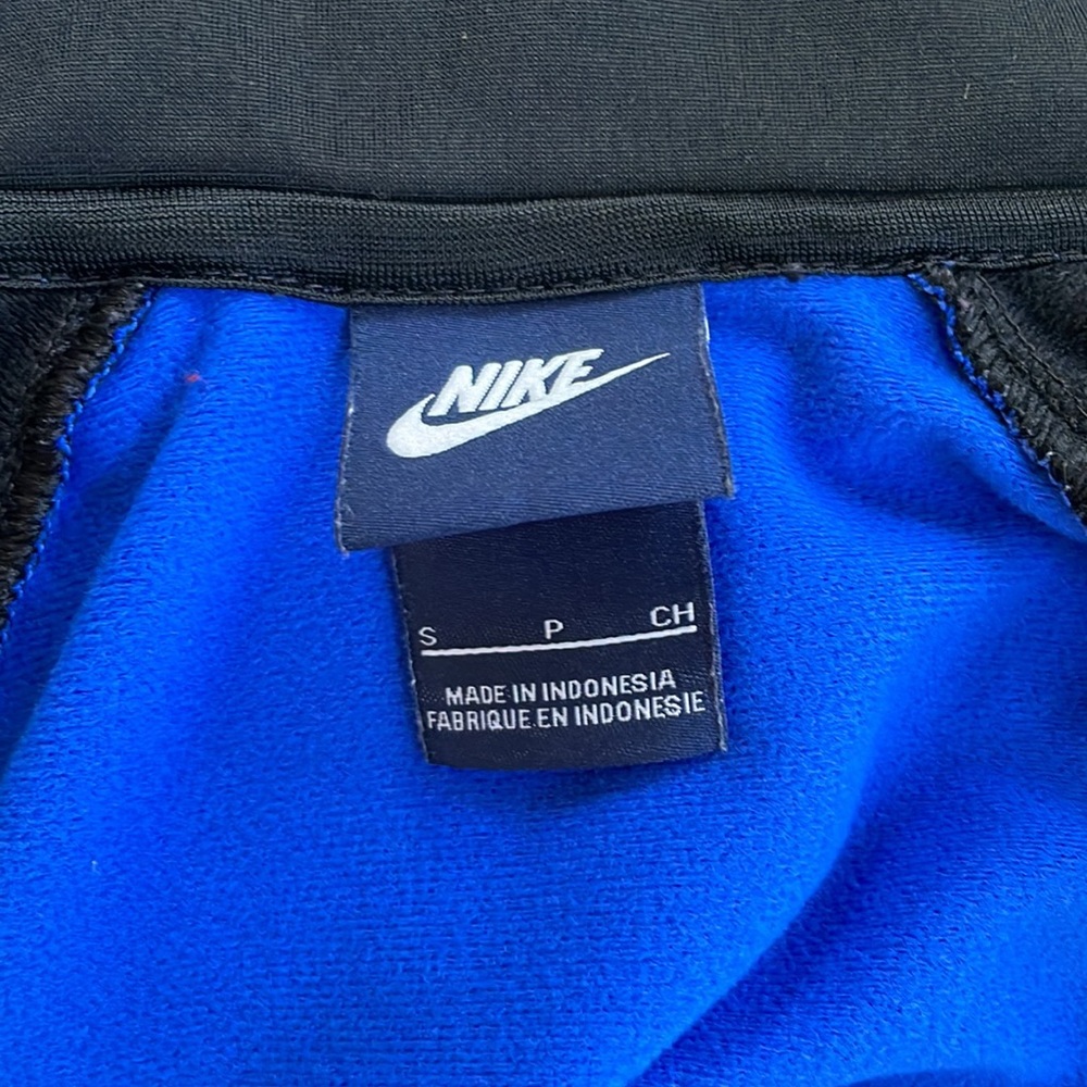 Track suit - Picture 10 of 11